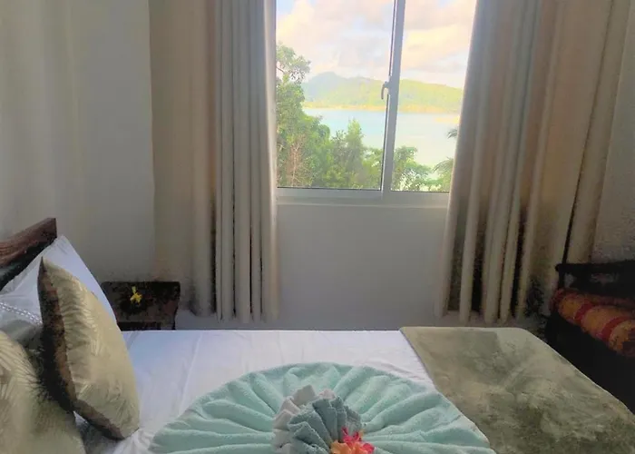 Apartment Seychelles Yellow Petals *