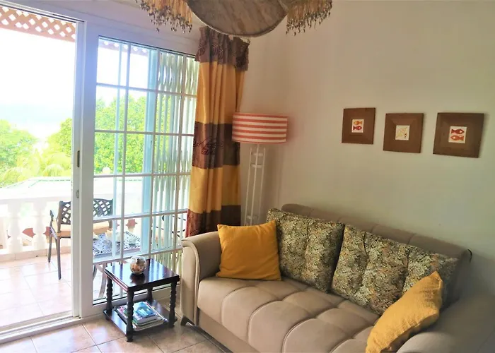 Apartment Seychelles Yellow Petals *