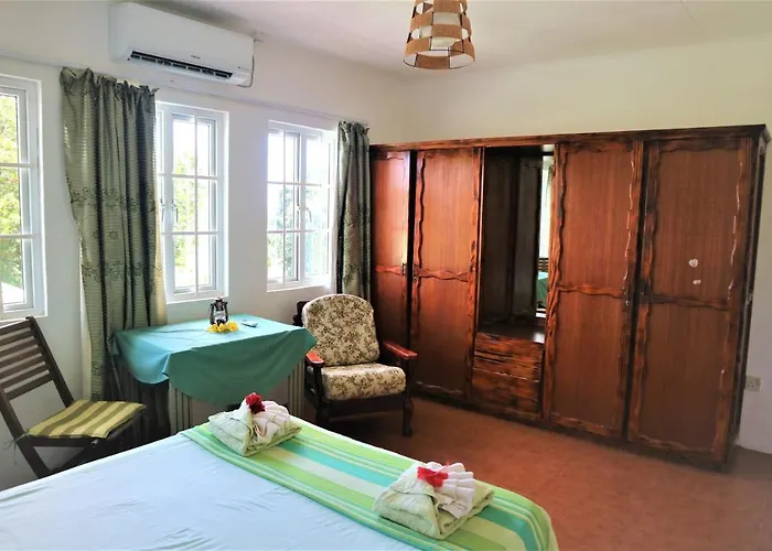 Apartment Seychelles Yellow Petals *