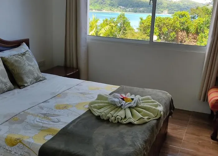 Apartment Seychelles Yellow Petals