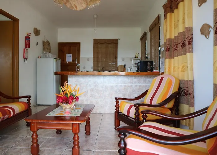 Apartment Seychelles Yellow Petals *